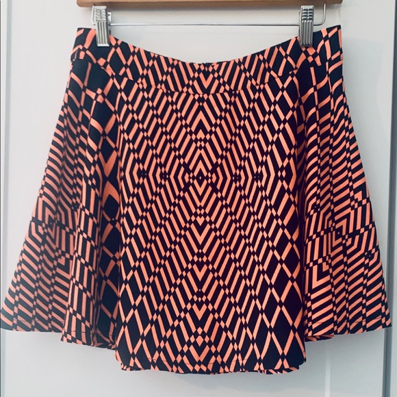 blu pepper abstract above knee skirt. Like new. - Picture 3 of 16